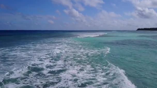 Вид на беспилотник путешествие на пляж с видом на море, прозрачная вода и белый песчаный фон — стоковое видео