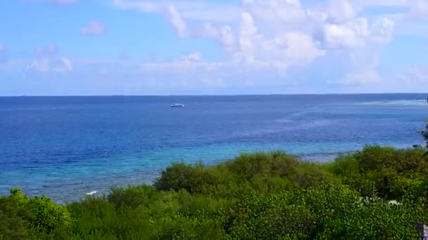 Turkuaz okyanus ve beyaz kumlu arka planda lüks tatil beldelerinin hava aracı deniz manzarası — Stok video