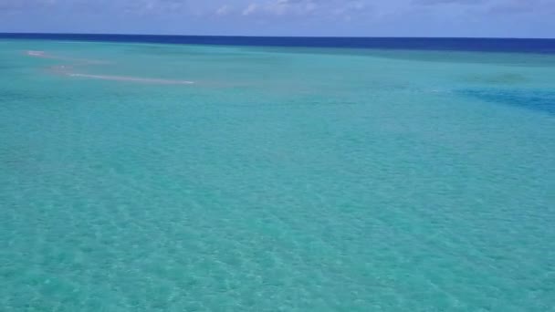 Paysage drone aérien de luxe vue sur la mer vacances à la plage par lagon bleu avec fond sablonneux blanc — Video