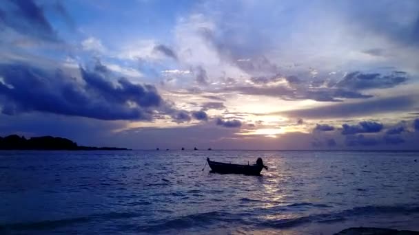 浅海白沙滩背景下放松海滨生活的无人机海景 — 图库视频影像