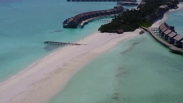 Panorama aéreo drone de belas férias na praia da baía por água azul com fundo de areia branca — Vídeo de Stock