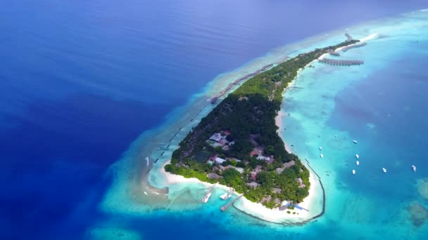 Luchtfoto drone hemel van prachtige kustlijn strand reis door de blauwe zee en schone zandachtergrond — Stockvideo