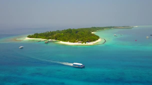 Panorama drona powietrza luksusowe zatoki czas plaży przez płytkiej wody i biały piasek tła — Wideo stockowe