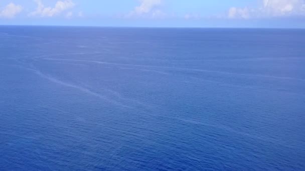 Drone krajobraz tropikalnego wybrzeża plaża podróż przez płytkiej wody z białym tle piasku — Wideo stockowe
