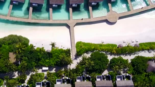 Luchtfoto natuur van ontspannen kust strand vakantie door blauwe lagune en heldere zandachtergrond — Stockvideo