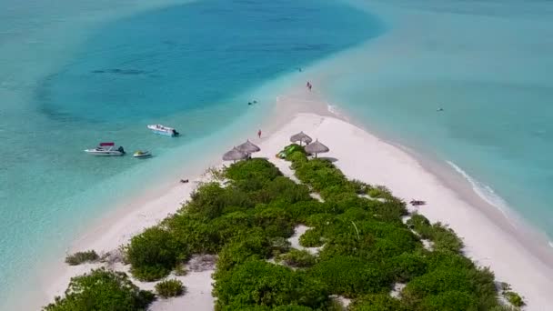 Mavi deniz ve beyaz kumlu arka plandaki tropikal sahil gezisinin hava görüntüsü. — Stok video