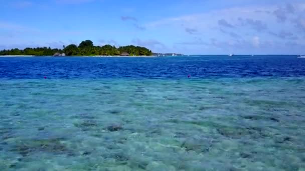 白い砂浜の背景を持つ透明な海による熱帯の海の景色のビーチ休暇の空中ドローン旅行 — ストック動画