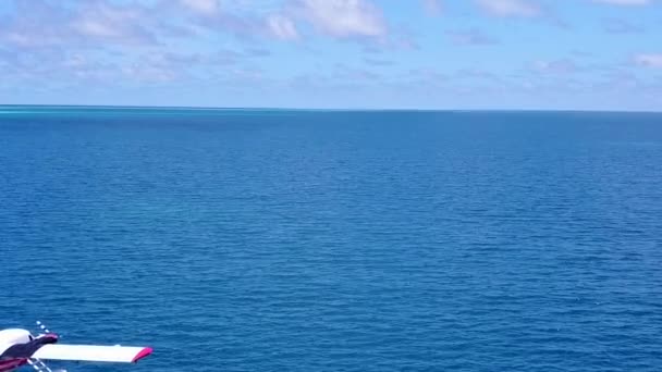 Aereo drone texture del paradiso turistico spiaggia tempo da acqua blu con sfondo di sabbia bianca — Video Stock