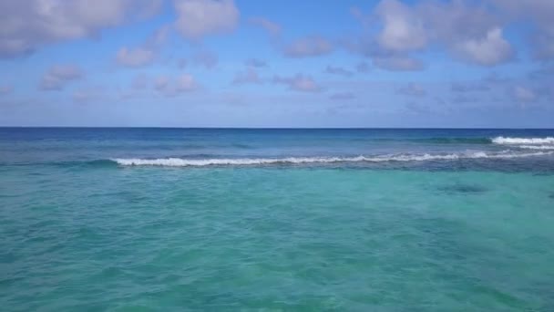 Paisaje vista Drone de vacaciones de playa tranquila laguna por mar azul con fondo arenoso brillante — Vídeo de stock