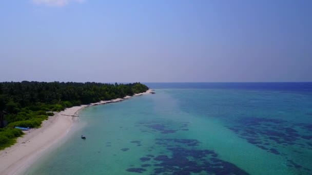 Drone textura aérea de vacaciones de playa laguna marina por el agua azul con fondo de arena blanca — Vídeos de Stock