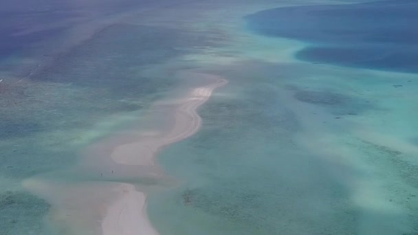 Textura aérea de idílico estilo de vida de playa turística por laguna verde azul y fondo de arena blanca — Vídeo de stock