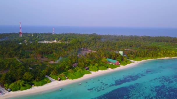 Wisata drone udara dari pantai pantai surga waktu dengan air biru dan latar belakang berpasir cerah — Stok Video