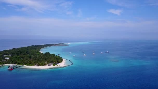 Drone widok na morze krajobraz idylliczny widok na morze plaża dzika przyroda przez aqua błękitne morze i białe piaszczyste tło — Wideo stockowe