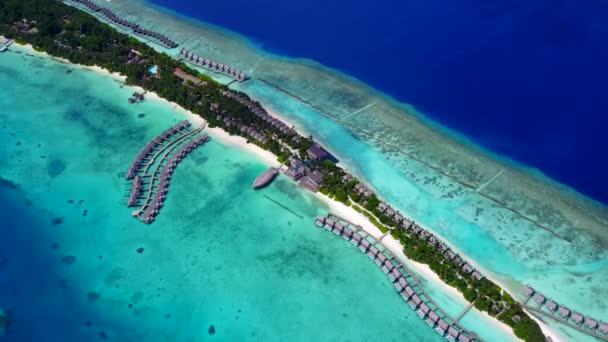 Drone naturaleza de vacaciones de playa costa marina por el agua transparente y fondo de arena blanca — Vídeos de Stock