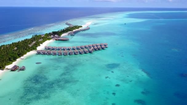 Drone nature exotique vue sur la mer vacances à la plage par l'océan turquoise et fond sablonneux blanc — Video