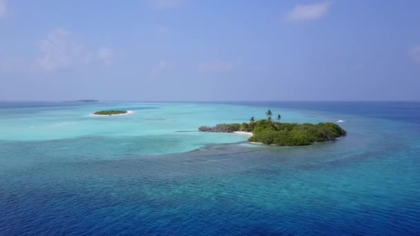Drone widok tekstury raju morze widok plaża dzika przyroda przez niebieski ocean i czyste piaszczyste tło — Wideo stockowe