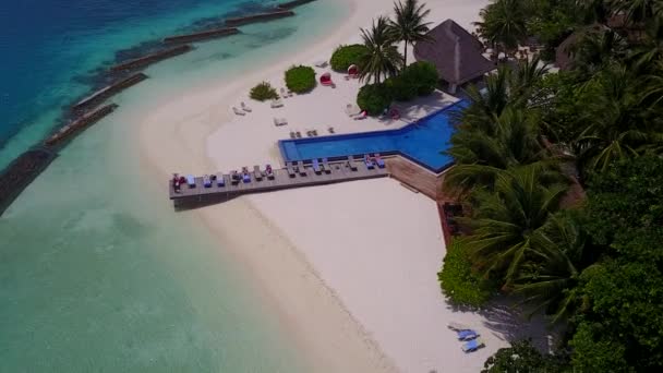 Drone abstracto de aventura de playa turística de lujo por laguna turquesa con fondo de arena blanca — Vídeos de Stock