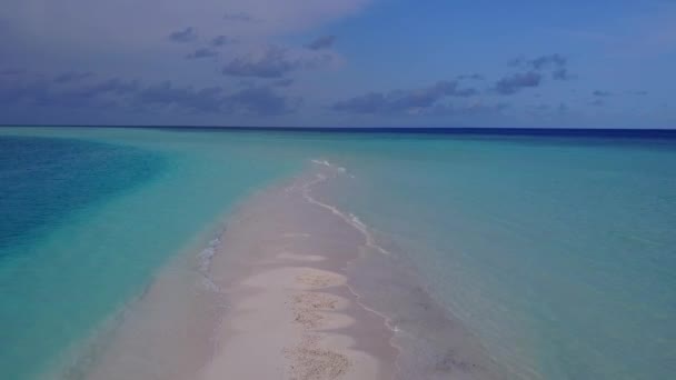 공중에서 찍은 극락조의 자연 경관: 하얀 모래사장을 배경으로 푸른 바닷물이 비치는 해변 모험을 바라본다 — 비디오