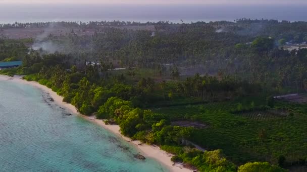 Turismo aereo di idilliaca avventura spiaggia turistica da blu oceano verde con sfondo di sabbia brillante — Video Stock