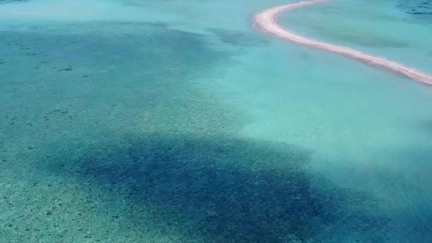 Scenario aereo di idilliaca spiaggia sulla riva del mare avventura da laguna blu con sfondo di sabbia bianca — Video Stock