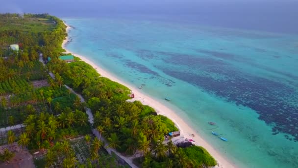 Lotnicze drony tekstury relaksujący widok na morze czas plaży przez błękitne morze z białym, piaszczystym tle — Wideo stockowe
