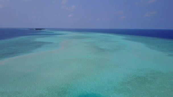 Drone widok panorama idyllicznej plaży wyspy podróż przez błękitną wodę z czystym, piaszczystym tle — Wideo stockowe