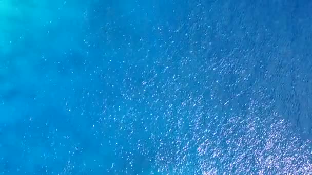 Aerial drone niebo idylliczny brzeg plaży dzika przyroda przez błękitne zielone morze i białe piaszczyste tło — Wideo stockowe
