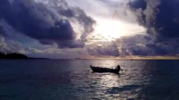 Mavi deniz ve beyaz kum arka planında mükemmel ada sahil yaşam tarzının hava aracı. — Stok video