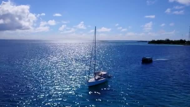Aerial drone charakter tropikalnej plaży wyspy podróży przez aqua niebieska woda i biały piasek tło — Wideo stockowe