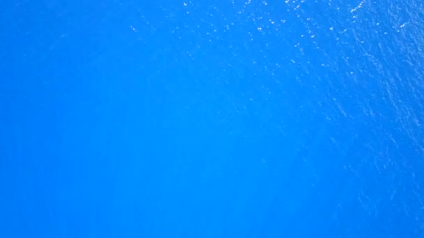 Paisaje aéreo de la bahía paradisíaca viaje de playa por laguna turquesa con fondo de arena blanca — Vídeo de stock