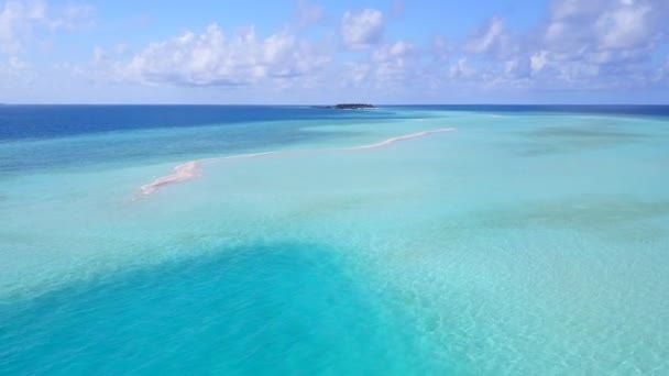 Aerial drone krajobraz relaksujący kurort plaża voyage przez błękitną wodę z białym tle piasku — Wideo stockowe