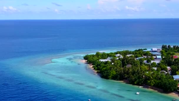 Turismo aéreo de luxo tempo de praia turística por lagoa azul com fundo arenoso branco — Vídeo de Stock