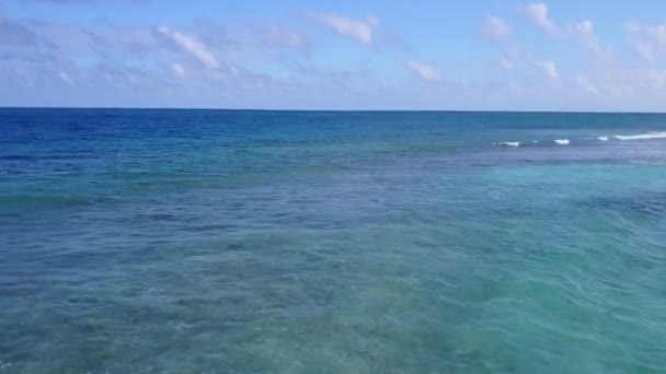 Vue aérienne texture de détente bord de mer vacances à la plage par la mer bleue et fond de sable blanc — Video