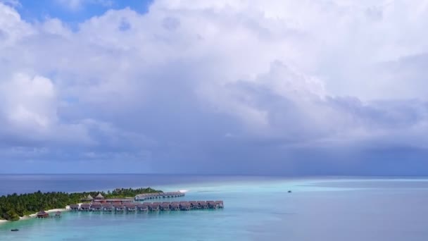 Luchtfoto van rustige baai strand reis door blauwe lagune met wit zand achtergrond — Stockvideo