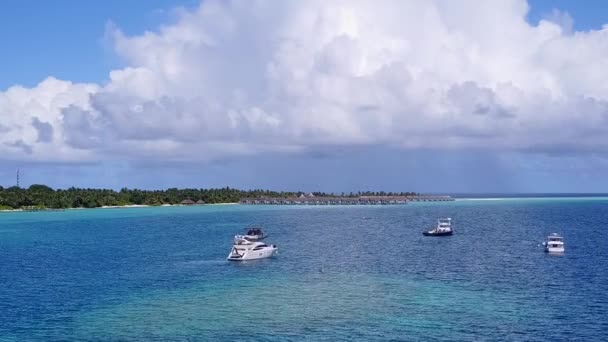 Pemandangan drone udara dari pantai eksotis waktu pantai oleh air dangkal dengan latar belakang pasir putih — Stok Video