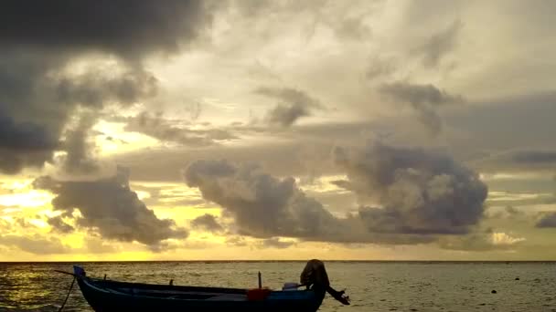 Повітряний дрон абстрактний райської лагуни пляж дикої природи на блакитному океані з чистим піщаним фоном — стокове відео