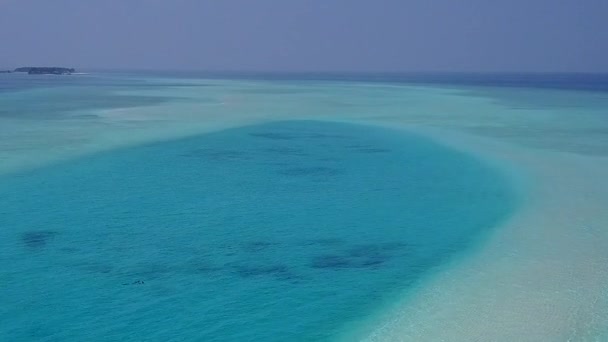 Flygfoto landskap av vackra lagunen strand livsstil av blå grönt hav och vit sand bakgrund — Stockvideo