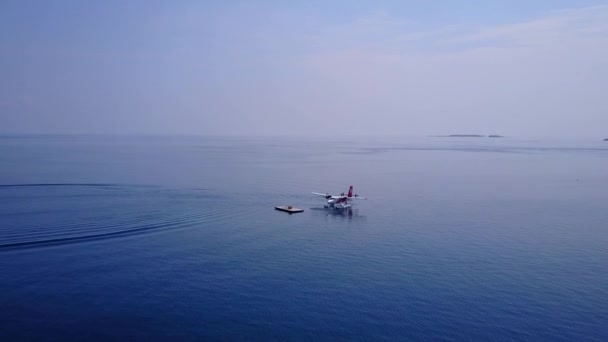 Luftaufnahme Landschaft von Marine Resort Strandurlaub am blauen Wasser mit weißem Sandhintergrund — Stockvideo