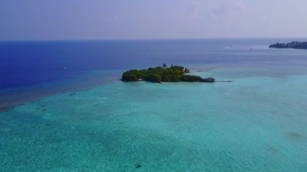 Panorama aéreo de la playa paradisíaca estilo de vida por laguna clara y fondo de arena blanca — Vídeos de Stock