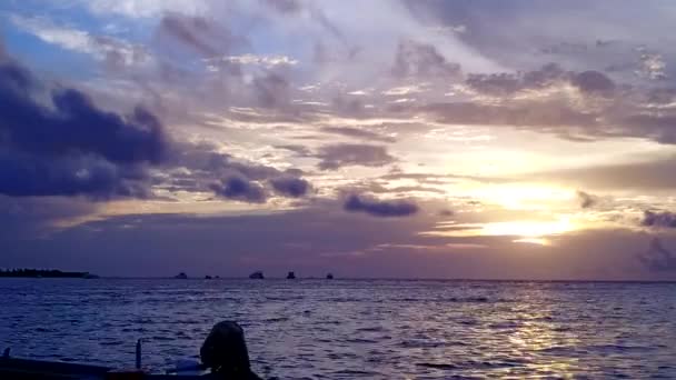 Воздушный беспилотник пейзаж красивого пляжного отдыха на острове с бирюзовым океаном на белом песчаном фоне — стоковое видео