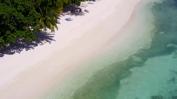 Вид с воздуха абстракция роскошного пляжа с видом на море перерыв бирюзовый океан и белый песчаный фон — стоковое видео