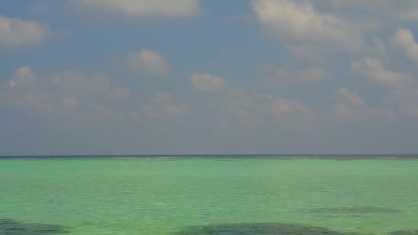 Drone podróży lotniczych idylliczny czas plaży wyspy przez niebieski ocean z białym tle piasku — Wideo stockowe