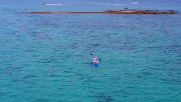 Aerial drone krajobraz morski spokojnej plaży wybrzeża wakacje nad błękitną wodą z białym, piaszczystym tle — Wideo stockowe