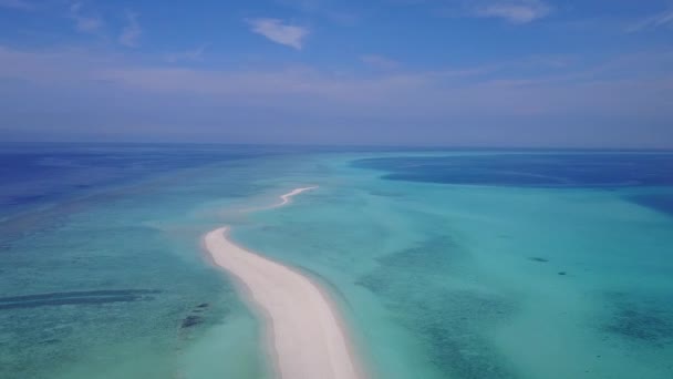 Drone εναέρια τουρισμό του όμορφου νησιού παραλία άγριας ζωής από τιρκουάζ νερά με λευκή άμμο φόντο — Αρχείο Βίντεο