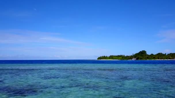 Lotnicza faktura drona luksusowej plaży brzegowej podróż przez błękitną wodę z białym tle piasku — Wideo stockowe