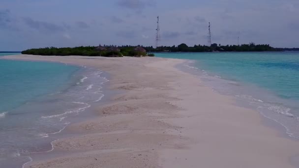 Aerial charakter idyllicznej plaży styl życia przez błękitne morze z czystym, piaszczystym tle — Wideo stockowe