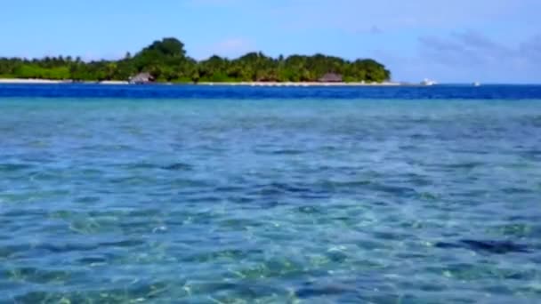 Panorama de drone aéreo de férias de praia de costa tropical por lagoa azul e fundo de areia branca — Vídeo de Stock