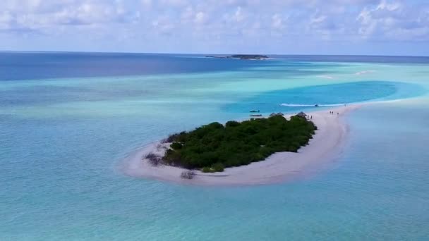 Drohne Ansicht Panorama der tropischen Bucht Strandurlaub durch blaues Wasser und hellen Sandhintergrund — Stockvideo