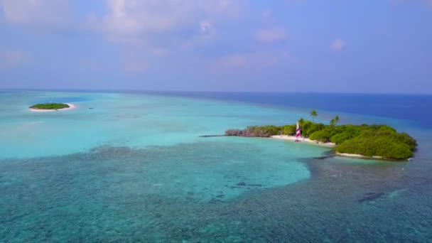 Повітряний дрон подорожі ідилічним видом на море пляжні пригоди на аква-блакитному океані та білому піщаному фоні — стокове відео