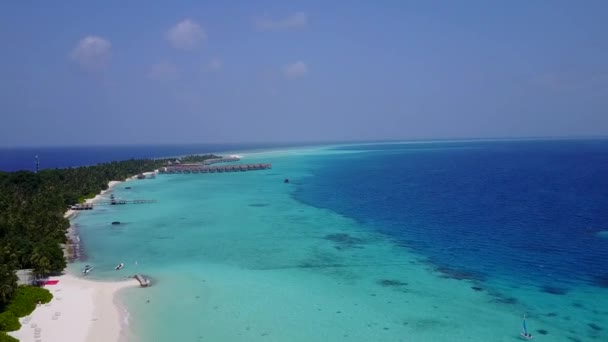 Panorama z lotu ptaka idylliczny widok na morze plaża podróż przez czysty ocean z białym piaskiem tle — Wideo stockowe